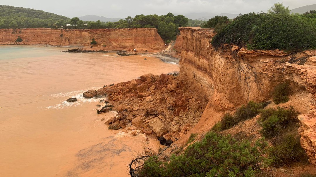 Desprendimientos en el acantilado de sa Caleta por el temporal