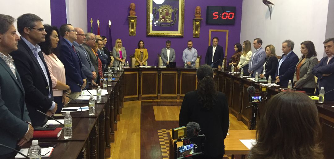 El pleno ha rendido un minuto de silencio a Alfonso Sánchez Herrera y a la trabajadora municipal recientemente fallecida El pleno ha rendido un minuto de silencio a Alfonso Sánchez Herrera y a la trabajadora municipal recientemente fallecida