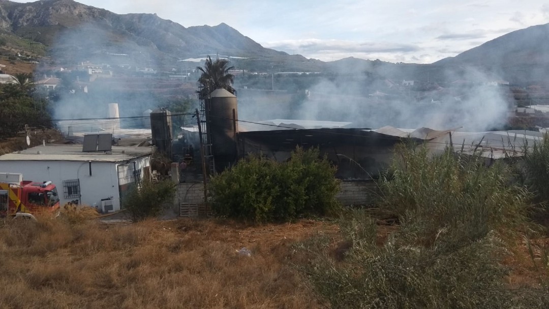 Un bombero de Almuñécar sufre un golpe de calor en el incendio en un corral de paja en Molvízar