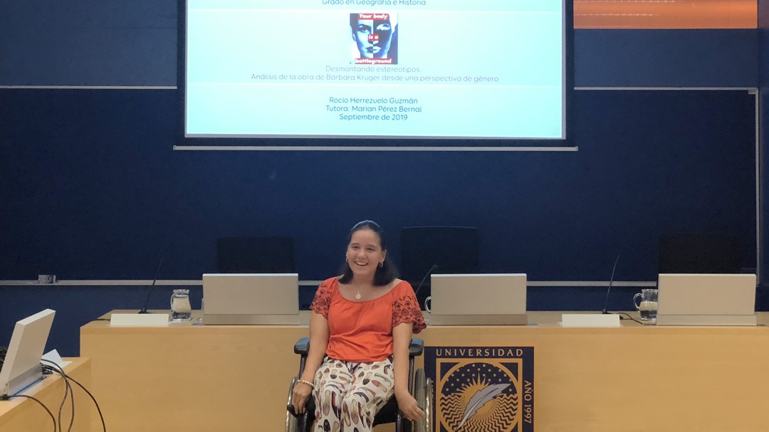 Una estudiante con parálisis cerebral consigue graduarse en Geografía e Historia