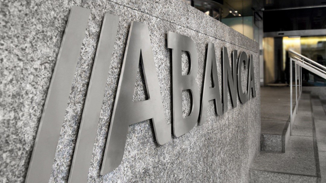 Los comercios y Abanca están Alavuelta