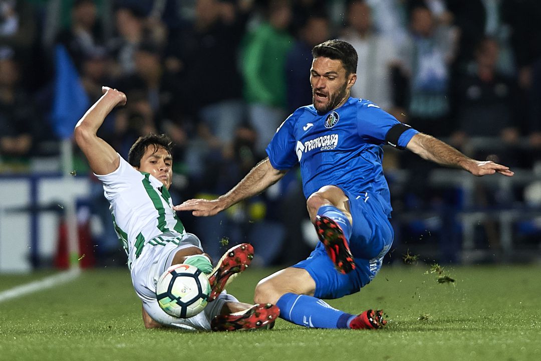 Jorge Molina (d) lucha por un balón en un partido contra el Real Betis Balompié en la temporada 2017-2018 Jorge Molina (d) lucha por un balón en un partido contra el Real Betis Balompié en la temporada 2017-2018