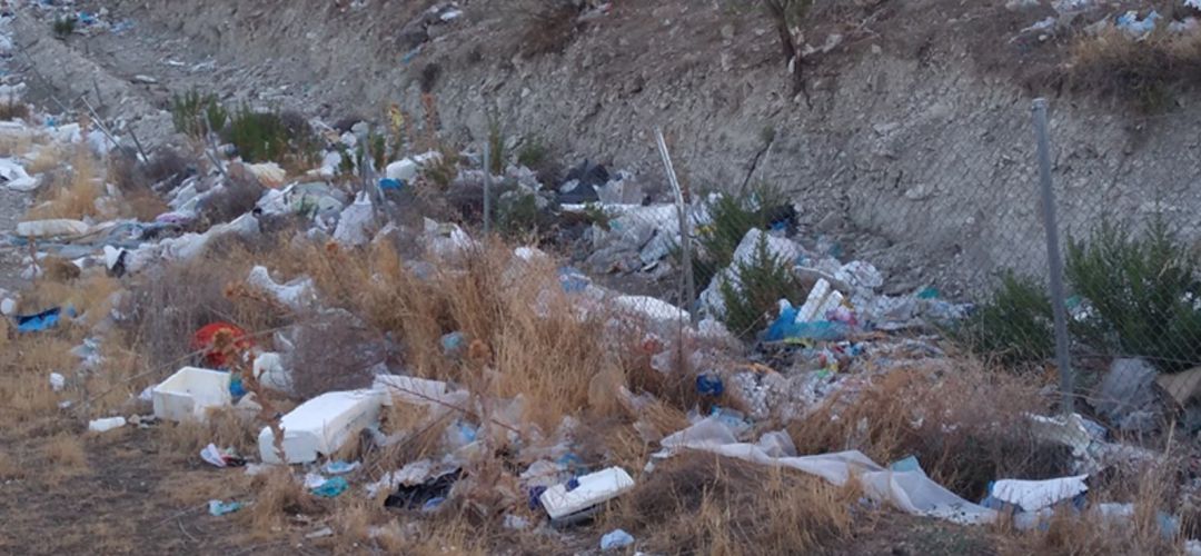 Los vecinos denuncian que la basura ya ha sobrepasado los límites del vertedero Los vecinos denuncian que la basura ya ha sobrepasado los límites del vertedero