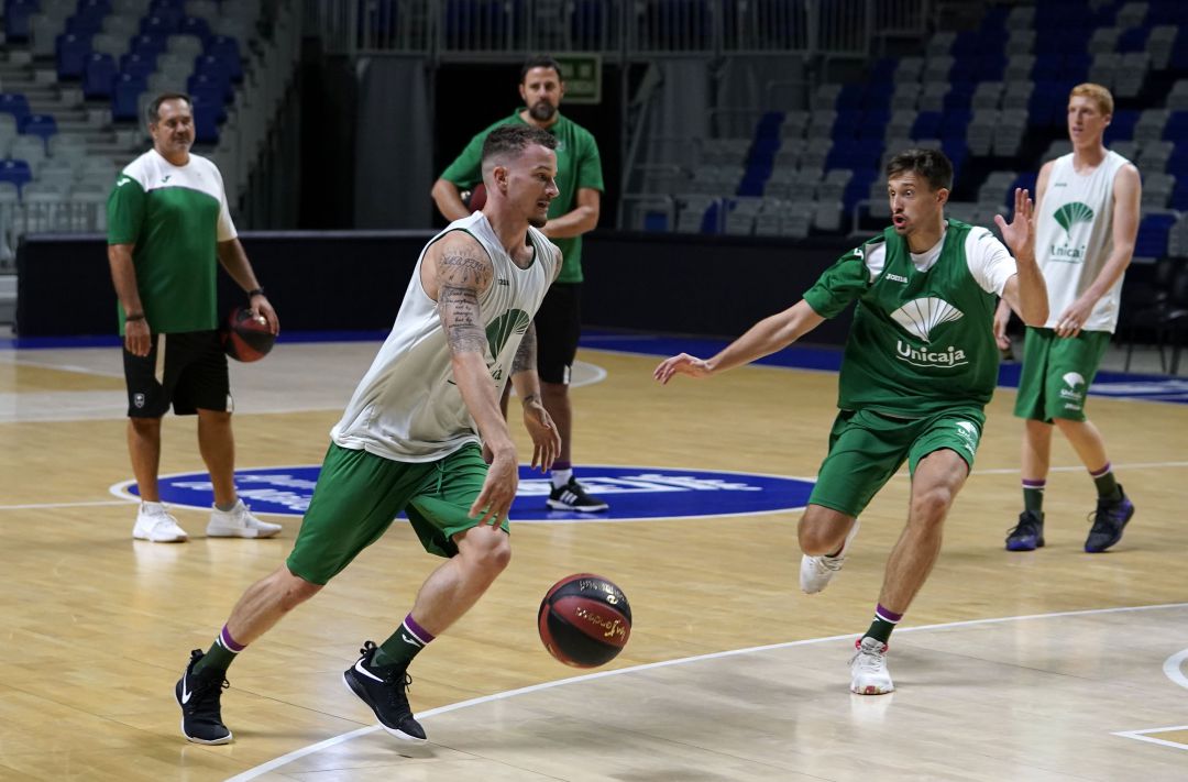 Josh Adams y Avramovich, en un entrenamiento con el equipo Josh Adams y Avramovich, en un entrenamiento con el equipo