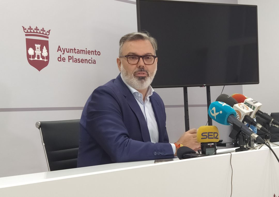 Fernando Pizarro en su comparcencia ante la prensa Fernando Pizarro en su comparcencia ante la prensa