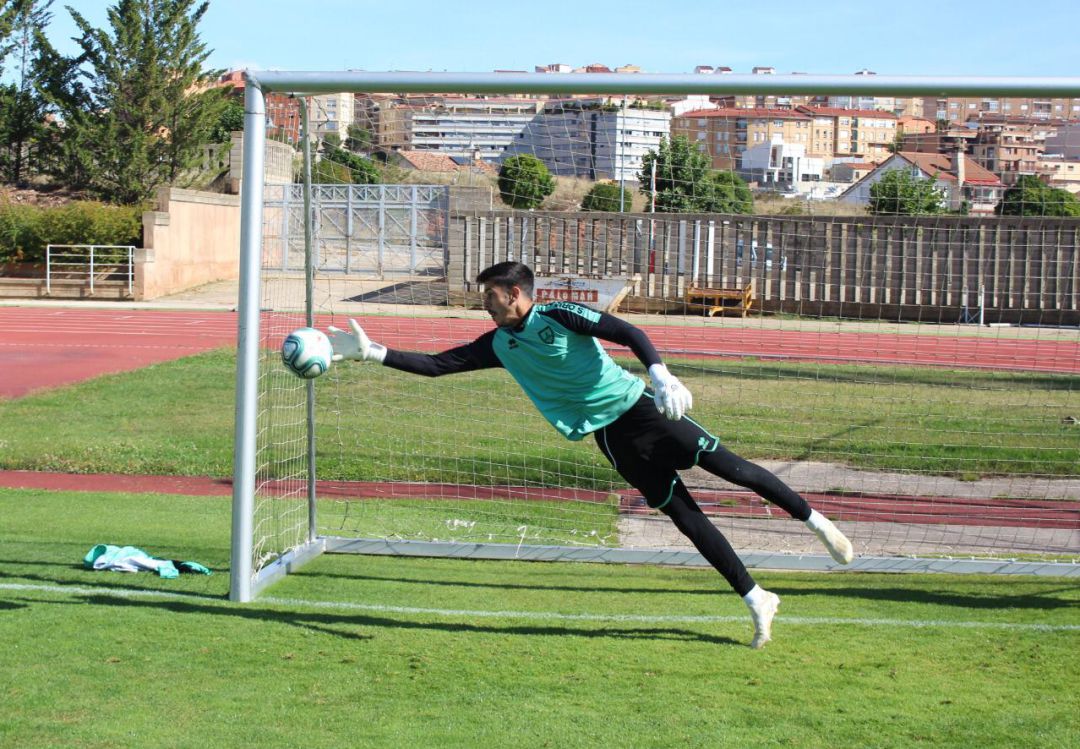 Dani Barrio, durante un entrenamiento en el Anexo de Los Pajaritos. Dani Barrio, durante un entrenamiento en el Anexo de Los Pajaritos.