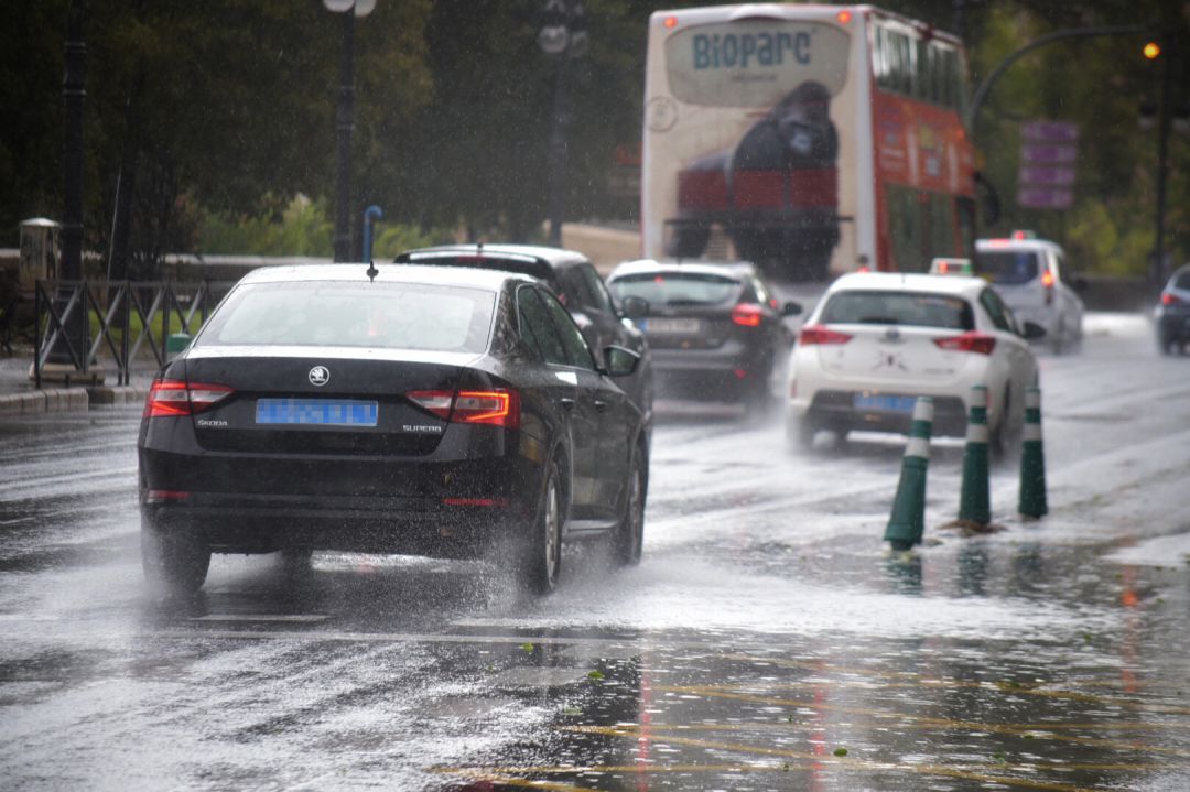 Varios coches circulan por una calle de Valencia, durante el temporal de gota fría que afecta a la zona de Levante, en Valencia. Varios coches circulan por una calle de Valencia, durante el temporal de gota fría que afecta a la zona de Levante, en Valencia.