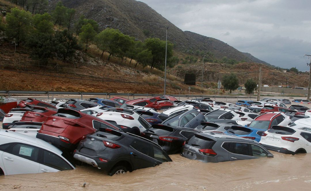 Ciento de coches inundados tras el paso de la Gota Fría en un depósito de vehiculos en Orihuela (Alicante). Ciento de coches inundados tras el paso de la Gota Fría en un depósito de vehiculos en Orihuela (Alicante).