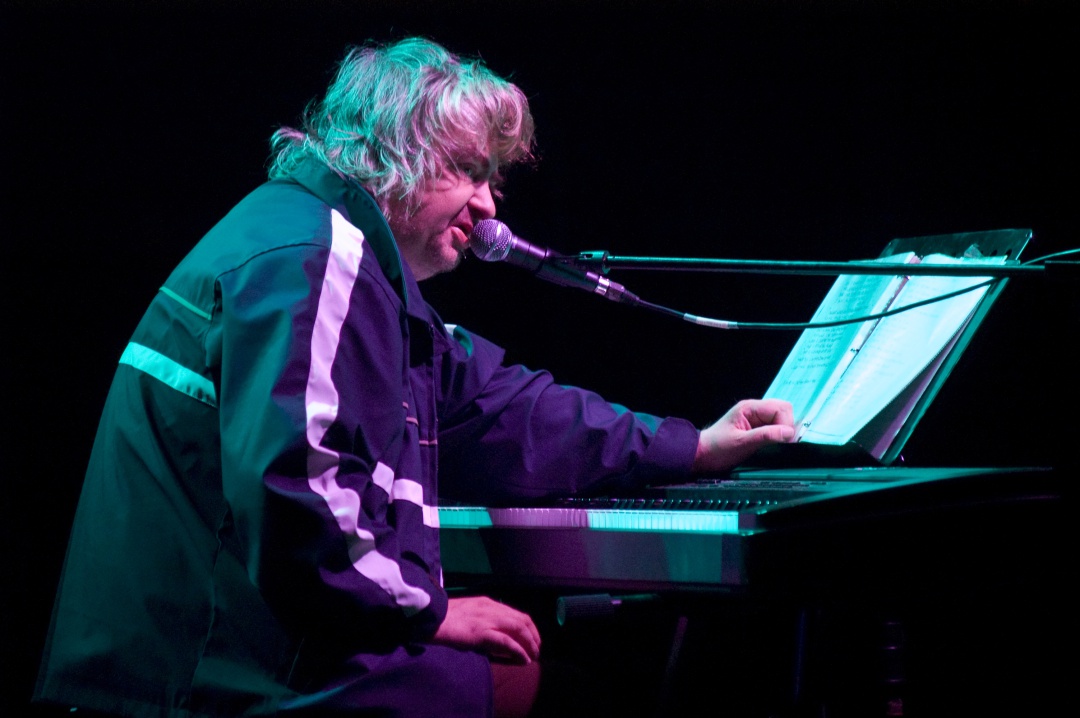 Daniel Johnston durante una actuación en Barcelona en el 2006 Daniel Johnston durante una actuación en Barcelona en el 2006