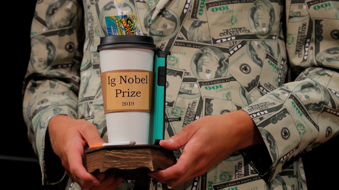 Del escroto de los carteros al animal de las heces cuadradas: así han sido los IG Nobel 2019