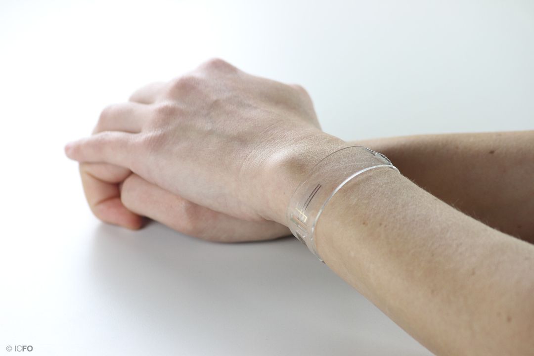 Pulsera de grafeno que monotoriza los signos vitales del cuerpo humano. Pulsera de grafeno que monotoriza los signos vitales del cuerpo humano.