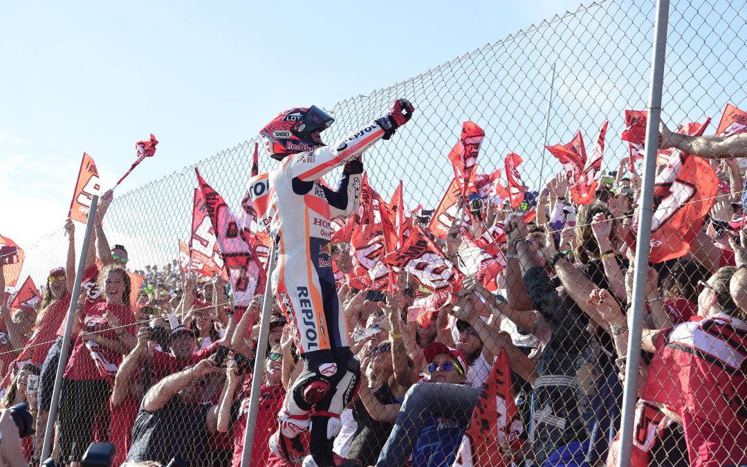 Marc Márquez celebra la victoria con la afición en Cheste Marc Márquez celebra la victoria con la afición en Cheste