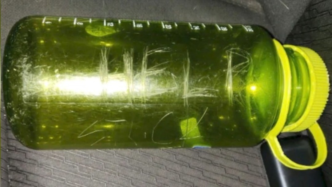 Un mensaje en una botella salva a una familia de un final fatal