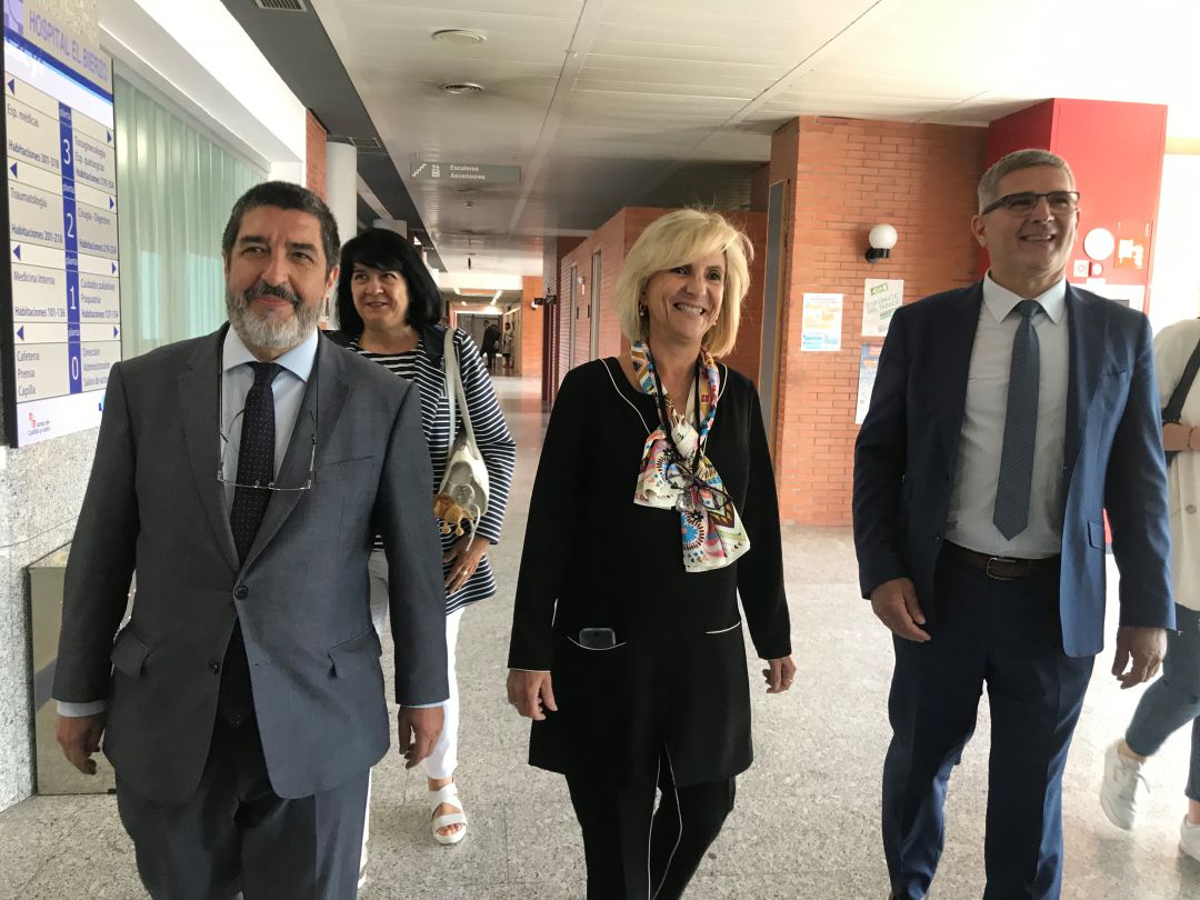 La consejera flanqueada por el gerente de Sacyl y el gerente del área de salud Bierzo y Laciana La consejera flanqueada por el gerente de Sacyl y el gerente del área de salud Bierzo y Laciana