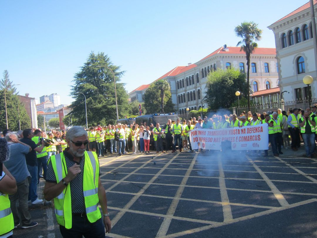 Cientos de trabajadores de la central de As Pontes protestan ante la Xunta para reclamar una 'solución inmediata' Cientos de trabajadores de la central de As Pontes protestan ante la Xunta para reclamar una 'solución inmediata'