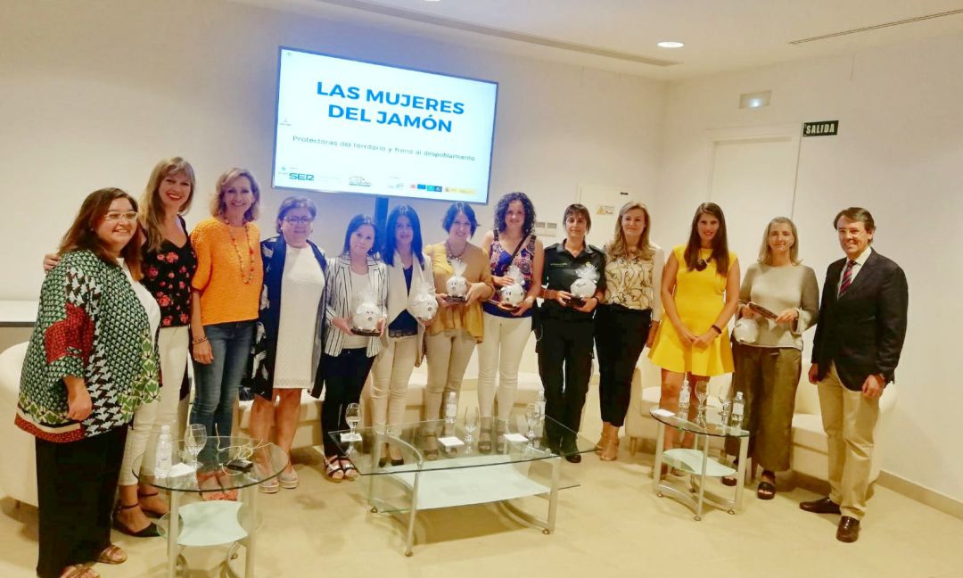 Autoridades y participantes en el II Encuentro ' Las Mujeres del Jamón' organizado por Radio Córdoba y la DOP Los Pedroches Autoridades y participantes en el II Encuentro ' Las Mujeres del Jamón' organizado por Radio Córdoba y la DOP Los Pedroches