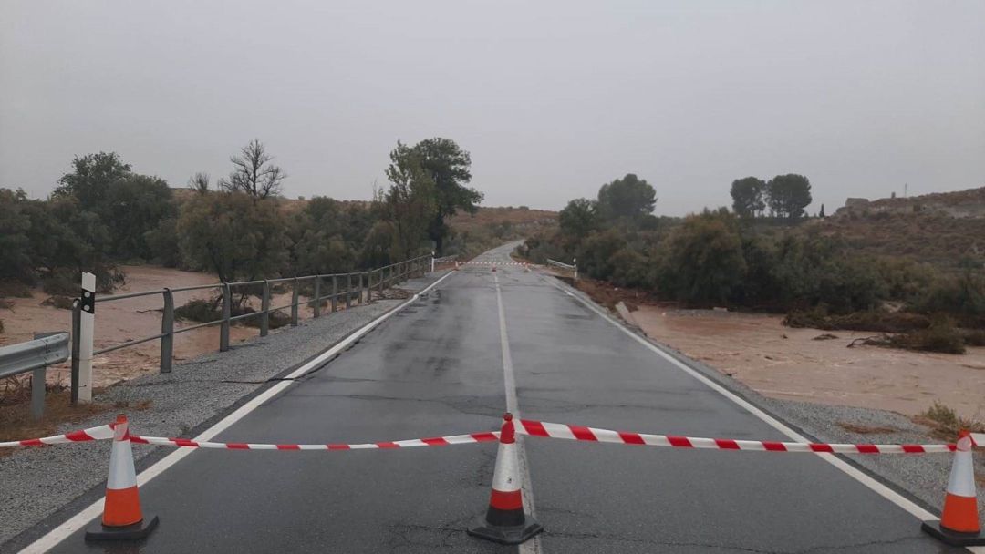 La avenida del río Baza, habitualmente seco, ha provocado daños en el puente de la carretera A-4200 Baza-Benamaurel que permanece cortada La avenida del río Baza, habitualmente seco, ha provocado daños en el puente de la carretera A-4200 Baza-Benamaurel que permanece cortada