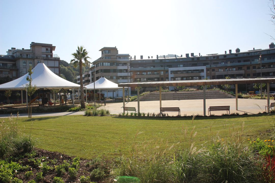 Vista de la una de las zonas de la nueva plaza que incluye juegos infantiles cubiertos. Vista de la una de las zonas de la nueva plaza que incluye juegos infantiles cubiertos.