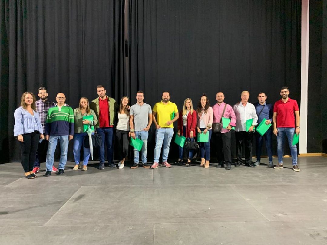 Grupo de profesores y profesoras, acompañados por la directora y concejal Grupo de profesores y profesoras, acompañados por la directora y concejal