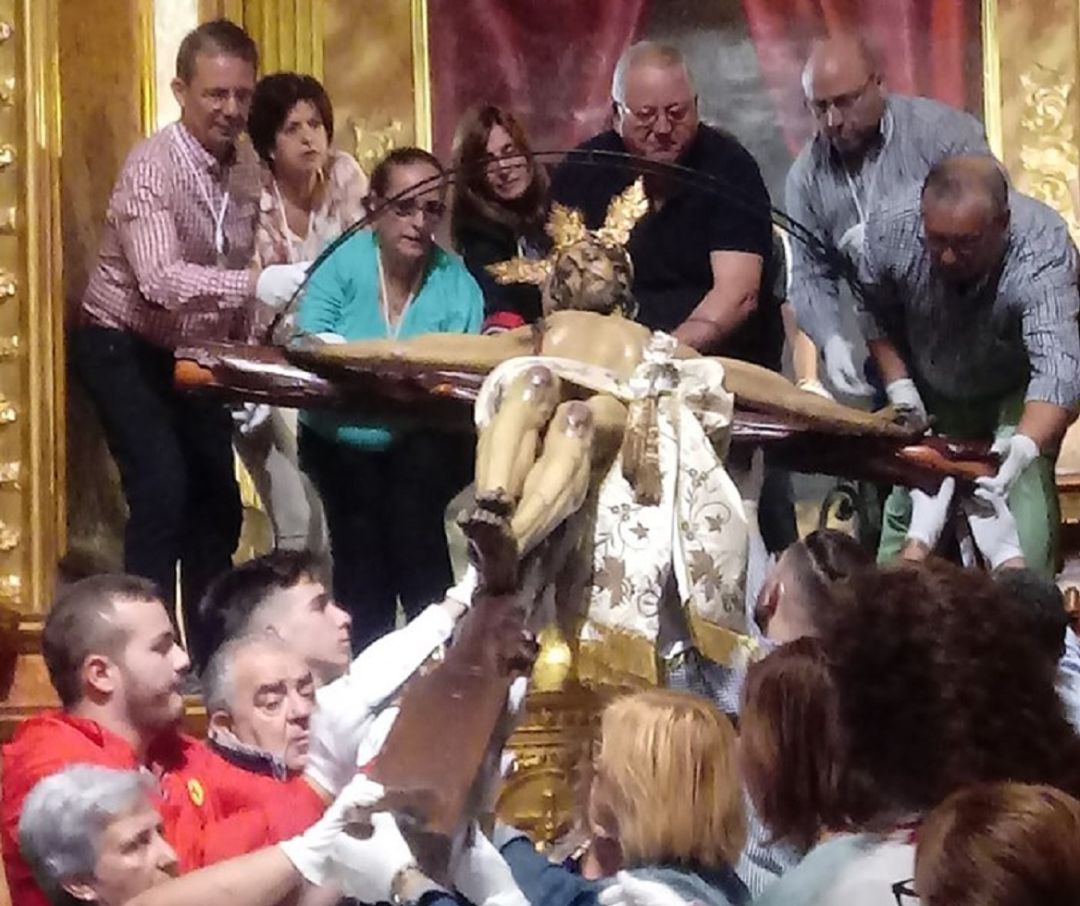 Momento de la Bajada del Cristo de su camarín Momento de la Bajada del Cristo de su camarín