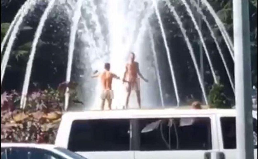 Multados por bañarse desnudos en una fuente de San Sebastián Multados por bañarse desnudos en una fuente de San Sebastián