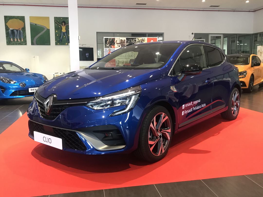 Nueva versión de Renault Clio en las instalaciones de Peñalara Auto Nueva versión de Renault Clio en las instalaciones de Peñalara Auto
