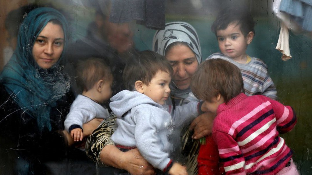 Un marinero recoge ropa y calzado para los refugiados de la isla griega de Lesbos