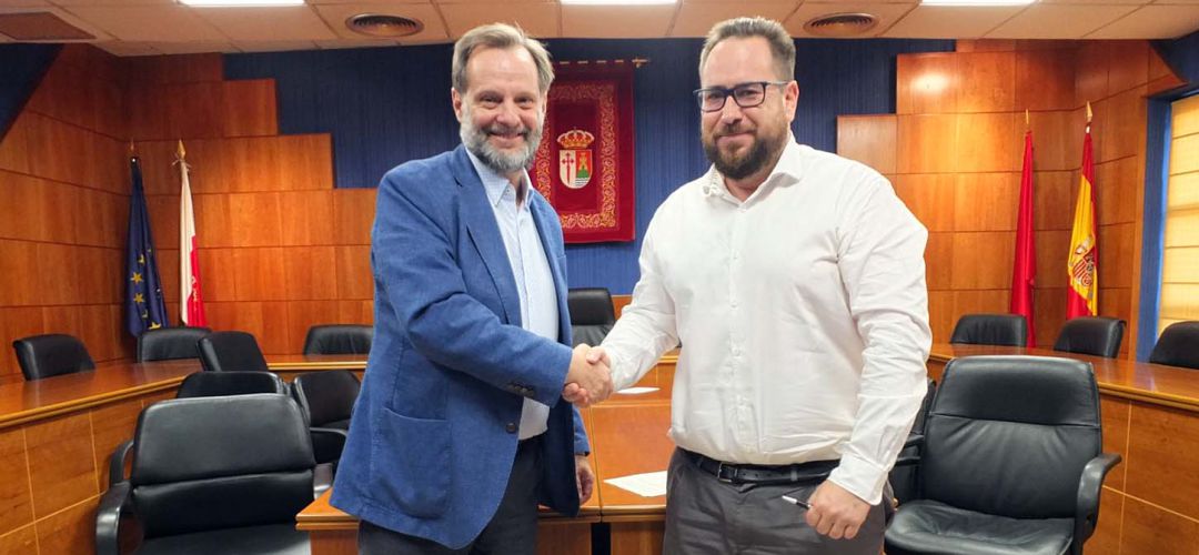 El alcalde de Paracuellos de Jarama, Jorge Alberto Campos, y el director de Relaciones Institucionales y RSC de Iberia, Juan Cierco El alcalde de Paracuellos de Jarama, Jorge Alberto Campos, y el director de Relaciones Institucionales y RSC de Iberia, Juan Cierco
