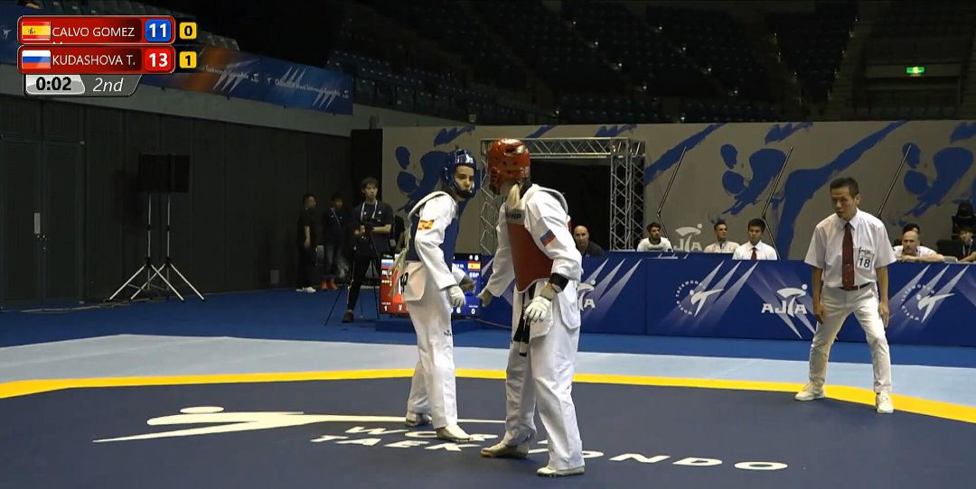 Calvo (azul) ante Kudashova en el combate de cuartos disputado este viernes en el ‘Makuhari Messe’ de Chiba, Japón. Calvo (azul) ante Kudashova en el combate de cuartos disputado este viernes en el ‘Makuhari Messe’ de Chiba, Japón.