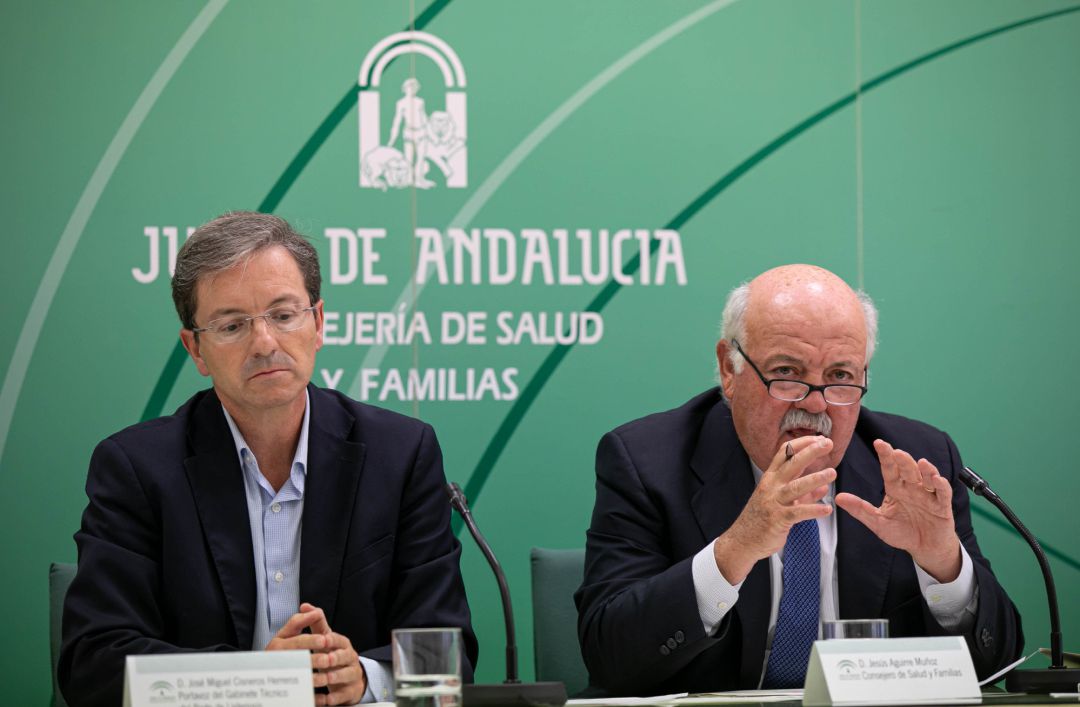 El consejero de Salud y Familias, Jesús Aguirre (d) junto al portavoz del gabinete técnico de la consejería, José Miguel Cisnero (i) informan sobre la activación de una nueva alerta alimentaria nacional por listeria este viernes en una imagen de archivo El consejero de Salud y Familias, Jesús Aguirre (d) junto al portavoz del gabinete técnico de la consejería, José Miguel Cisnero (i) informan sobre la activación de una nueva alerta alimentaria nacional por listeria este viernes en una imagen de archivo