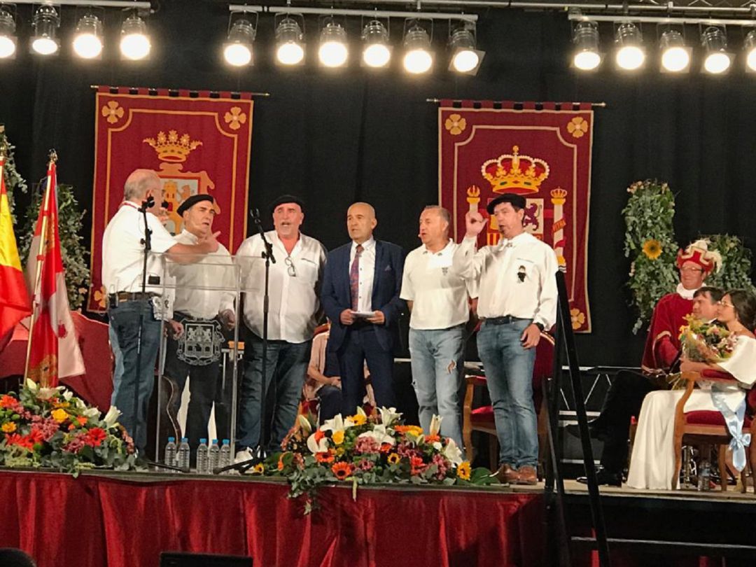Javier Iglesia, pregonero de las fiestas de Aranda 2019, arropado en el escenario por miembros de la peña El Chilindrón Javier Iglesia, pregonero de las fiestas de Aranda 2019, arropado en el escenario por miembros de la peña El Chilindrón
