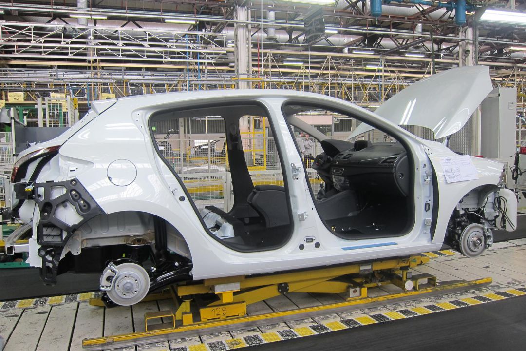 Renault anuncia la supresión de turnos en sus tres factorías, incluida la sevillana Renault anuncia la supresión de turnos en sus tres factorías, incluida la sevillana