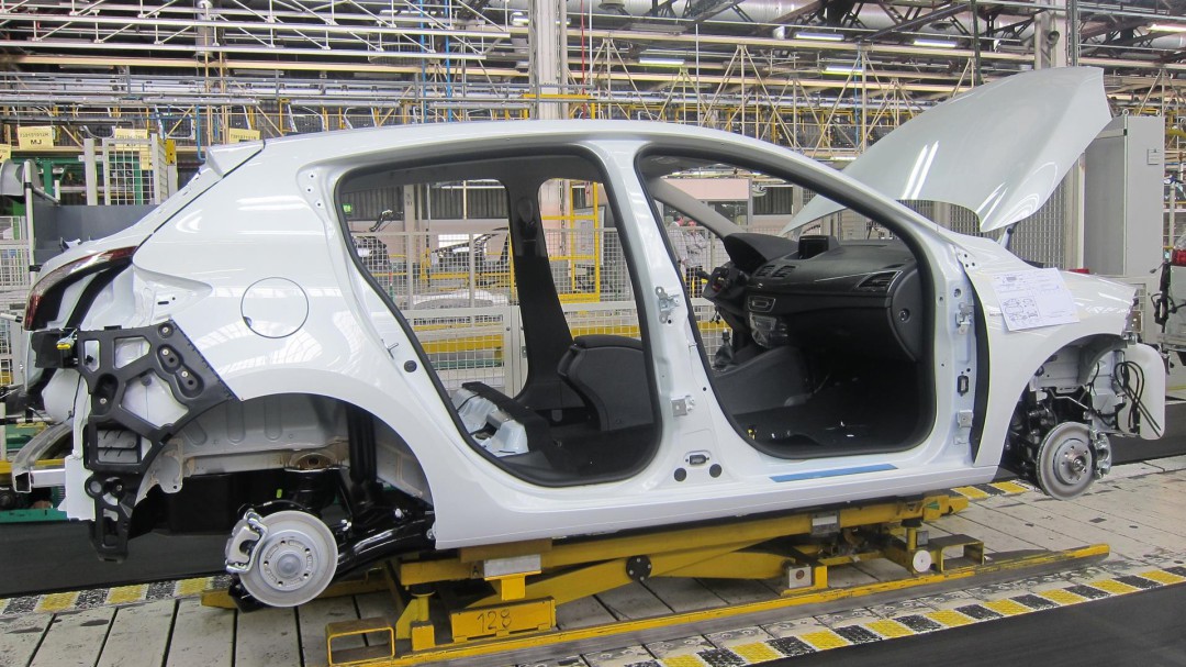 Renault anuncia supresión de turnos