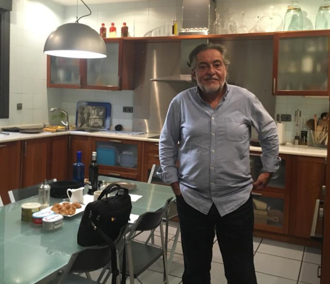 Pepu Hernández durante el desayuno en su casa de Madrid Pepu Hernández durante el desayuno en su casa de Madrid