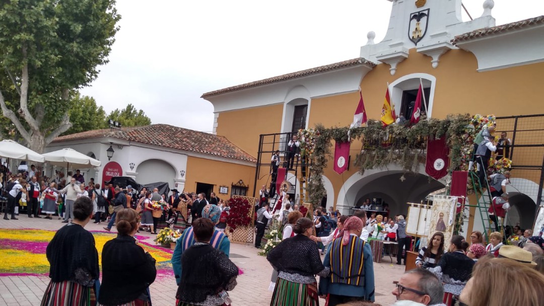 La ofrenda floral a la Virgen de los Llanos y el partido del Alba, en imágenes