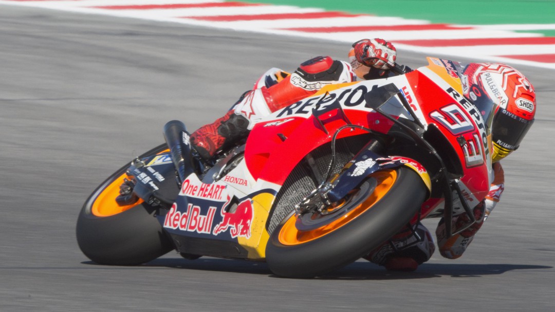 Marc Márquez gana en San Marino tras un final de infarto
