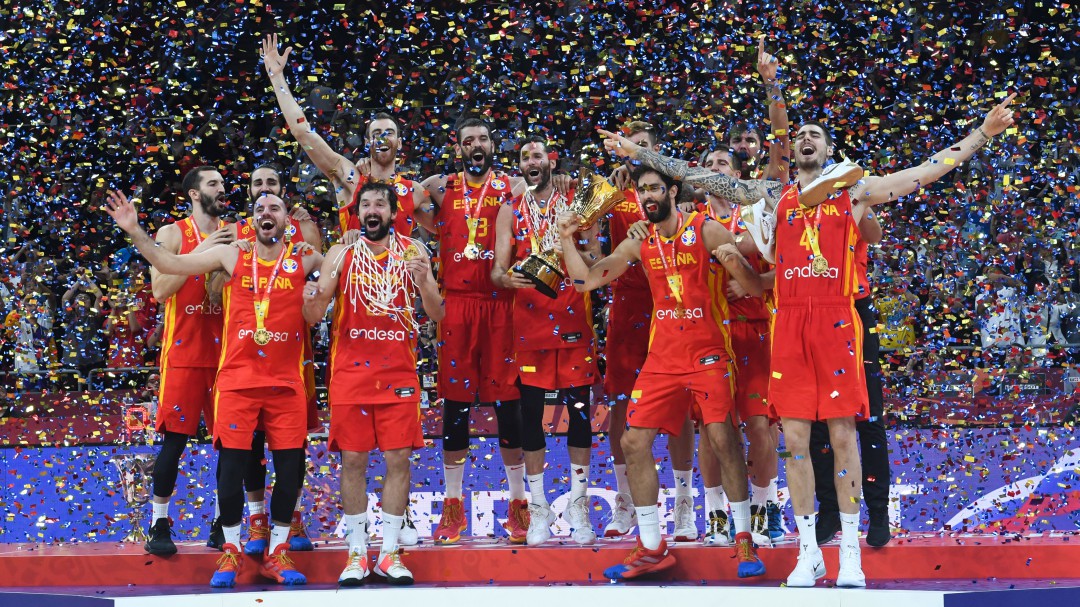 El 'copazo' de Rudy a Willy Hernangómez con el trofeo del Mundial de baloncesto