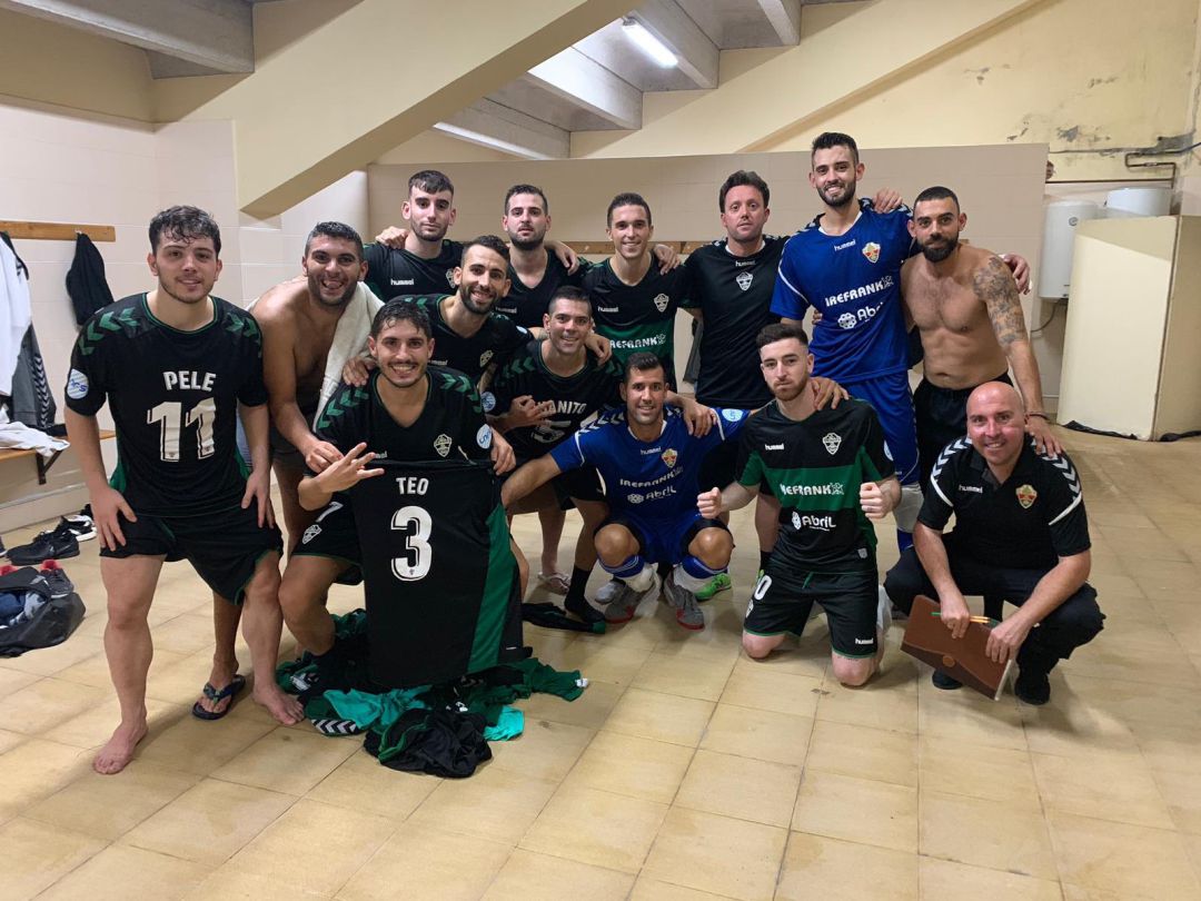 Los jugadores del Irefrank Elche CF Sala celebran su victoria en Alzira Los jugadores del Irefrank Elche CF Sala celebran su victoria en Alzira