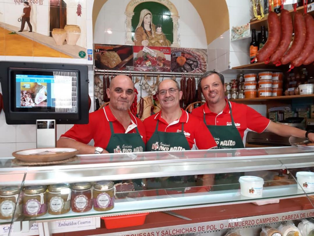 Manolo y Paco Melero y Daniel Varo, en el mostrador de la carnicería Manolo y Paco Melero y Daniel Varo, en el mostrador de la carnicería