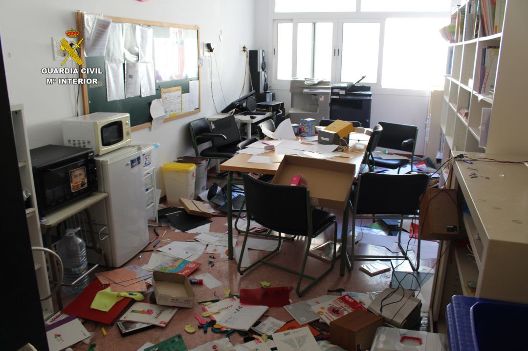 La Guardia Civil investiga a tres menores por actos de vandalismo en dos centros educativos de Mallorca La Guardia Civil investiga a tres menores por actos de vandalismo en dos centros educativos de Mallorca