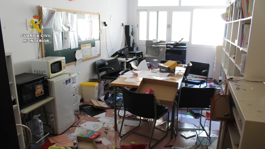 La Guardia Civil investiga a tres menores por actos de vandalismo en dos centros educativos de Mallorca