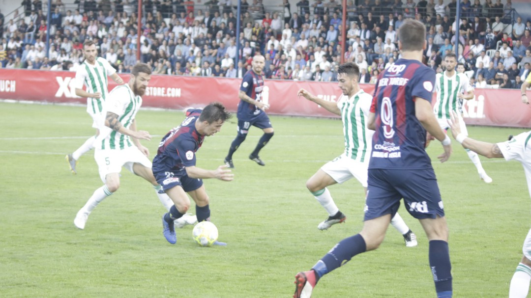 El Córdoba asfixia al Yeclano con un empate de última hora