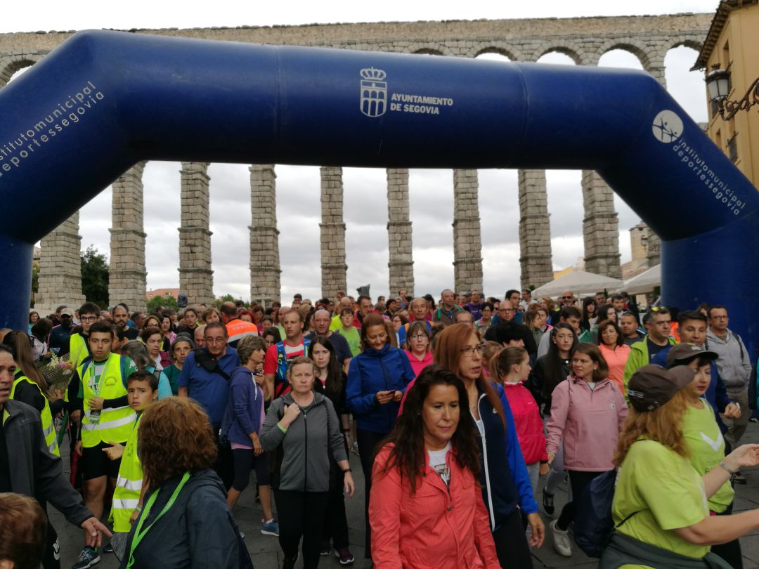 Imagen de la salida de la marcha a los pies del Acueducto Imagen de la salida de la marcha a los pies del Acueducto