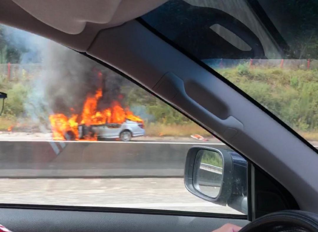 Un coche en llamas en la A55 Un coche en llamas en la A55