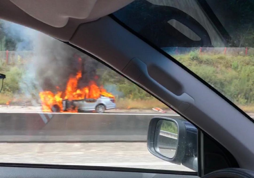 Trasladada una persona después de que el vehículo en el que viajaba se incendiase en la AP-9 en Porriño