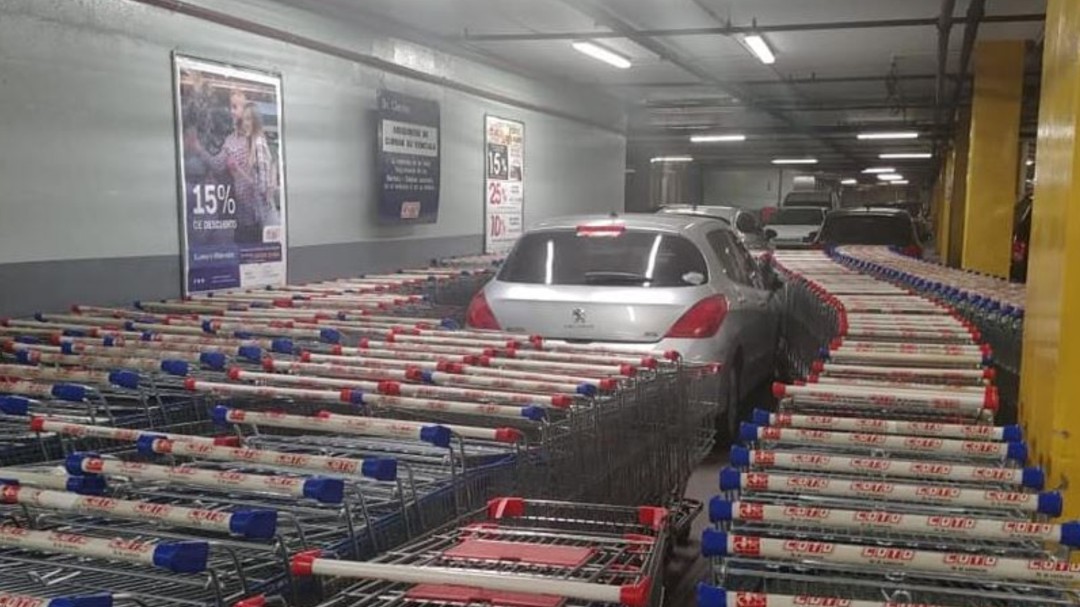 Así se vengaron los empleados de un supermercado de un cliente que aparcó mal