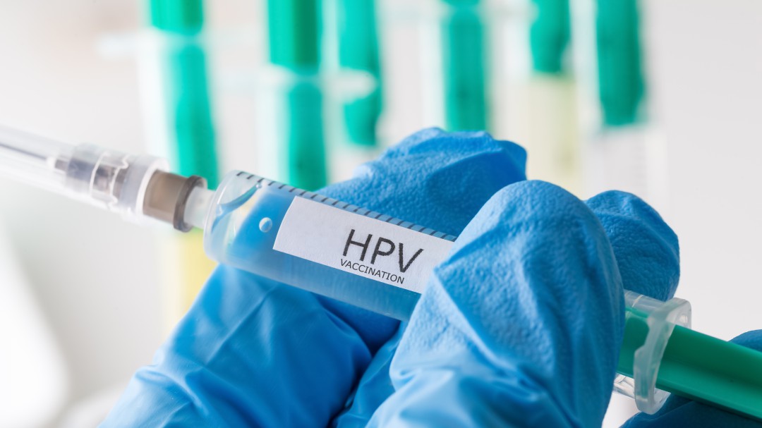 Cataluña acaba de retirar la vacunación del VPH en los grupos de riesgo.