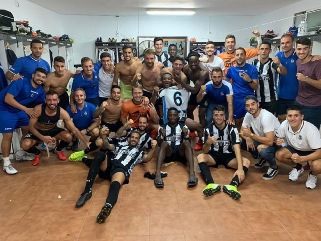 La plantilla festeja el triunfo. La plantilla festeja el triunfo.