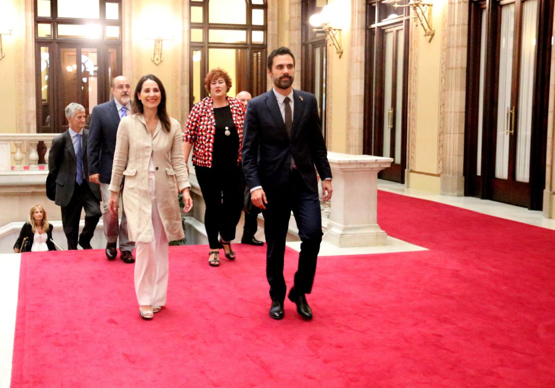Los presidentes de los parlamentos catalán y vasco piden desjudicializar la política