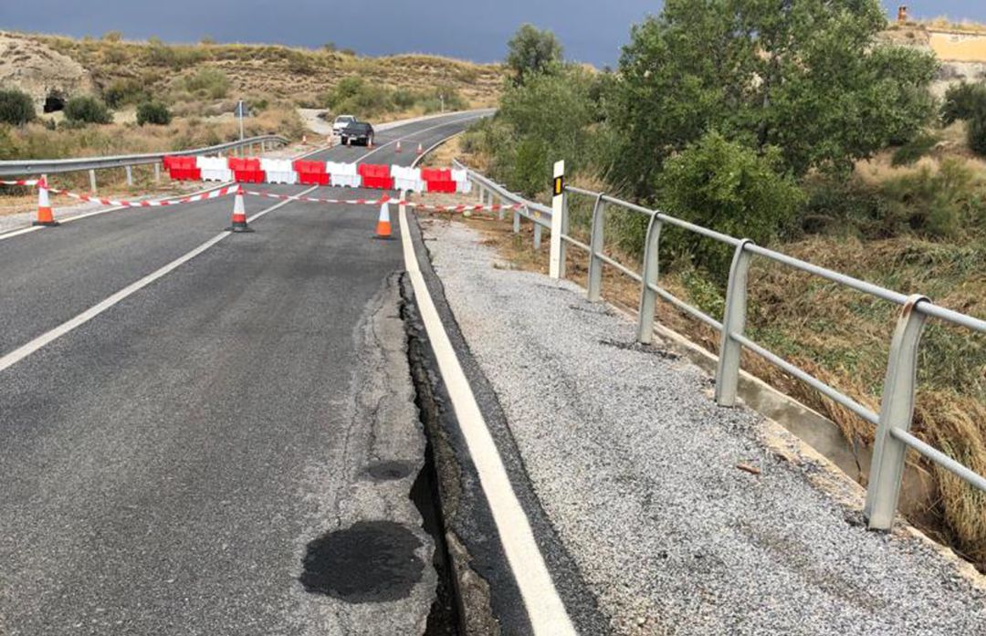 La carretera A-4200 cortada en el puente sobre el río Baza entre Baza y Benamaurel (Granada) La carretera A-4200 cortada en el puente sobre el río Baza entre Baza y Benamaurel (Granada)
